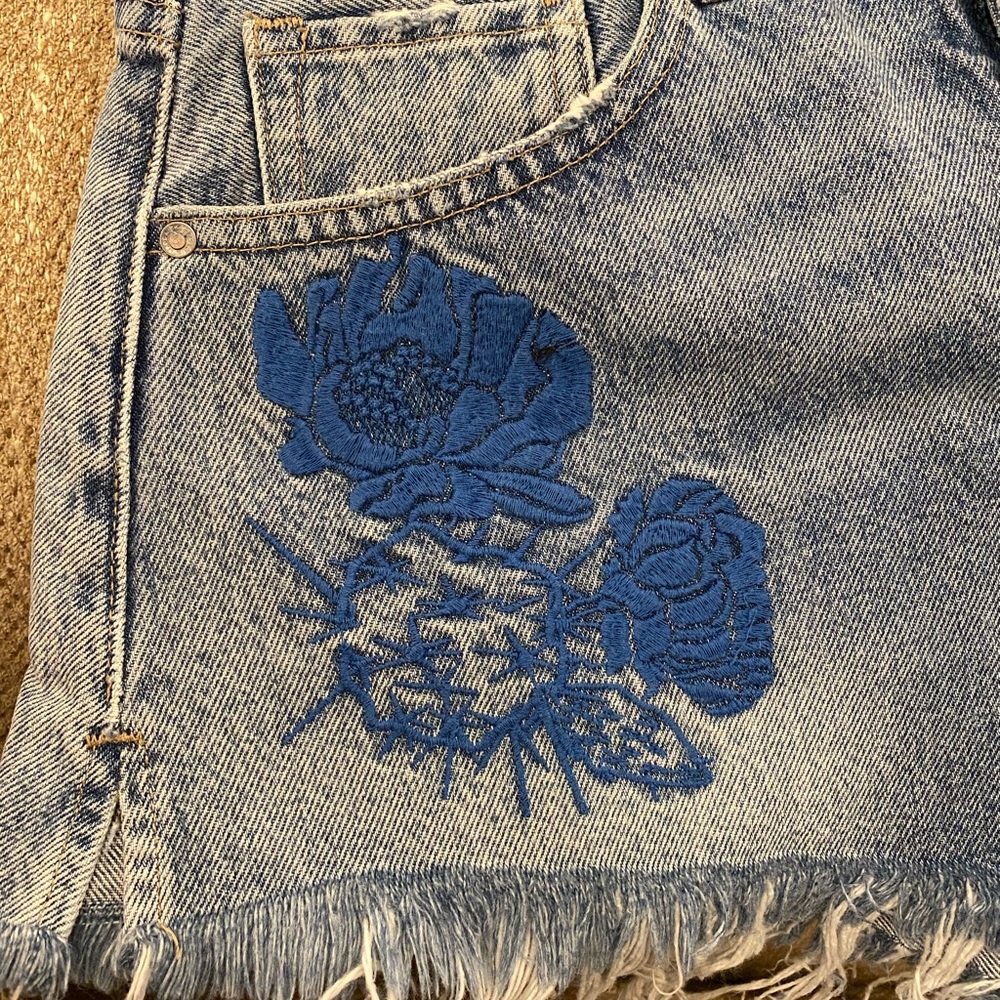 LEVI'S Embroidered High Rise Western Fray Shorts - Picture 4 of 7